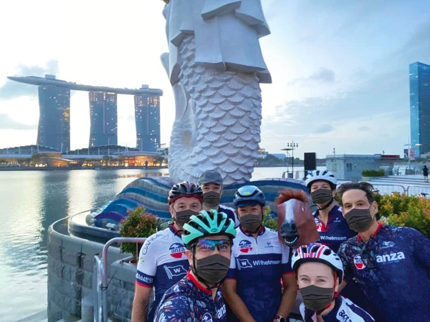 cyclists at Merlion
