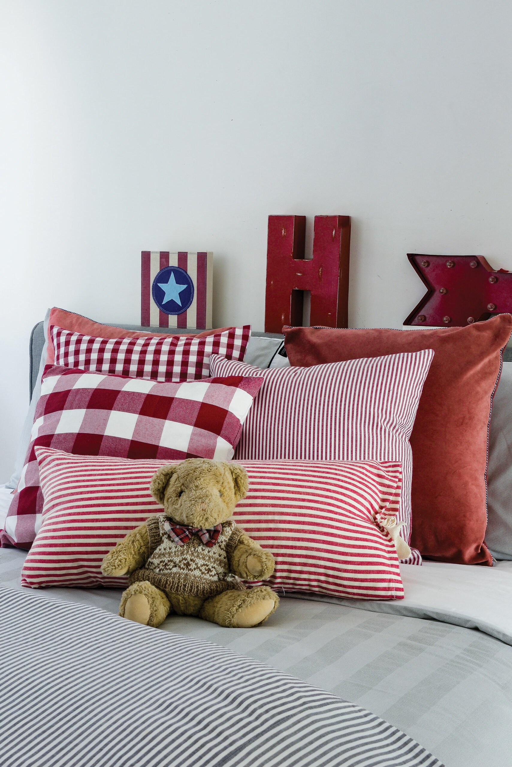 red theme kids room