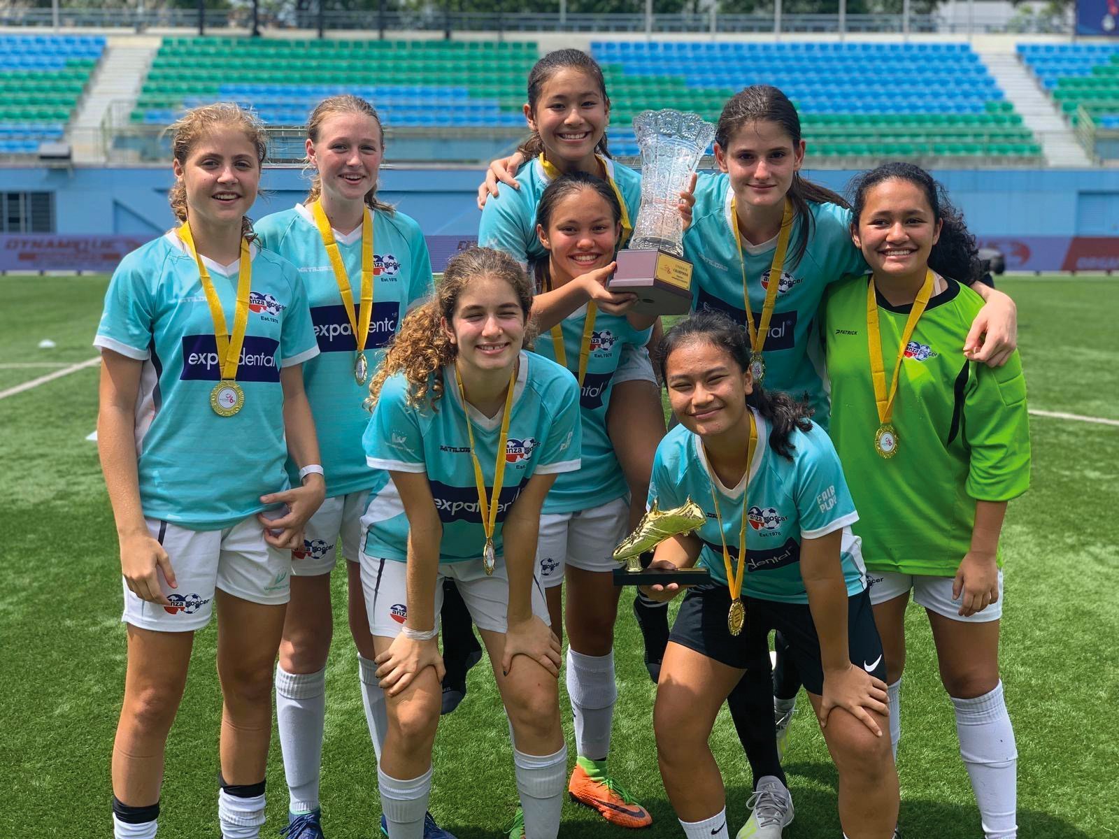 Anza-Soccer-Putri-Nur-Syaliza-Sazali-holding-Singa-Cup-2019
