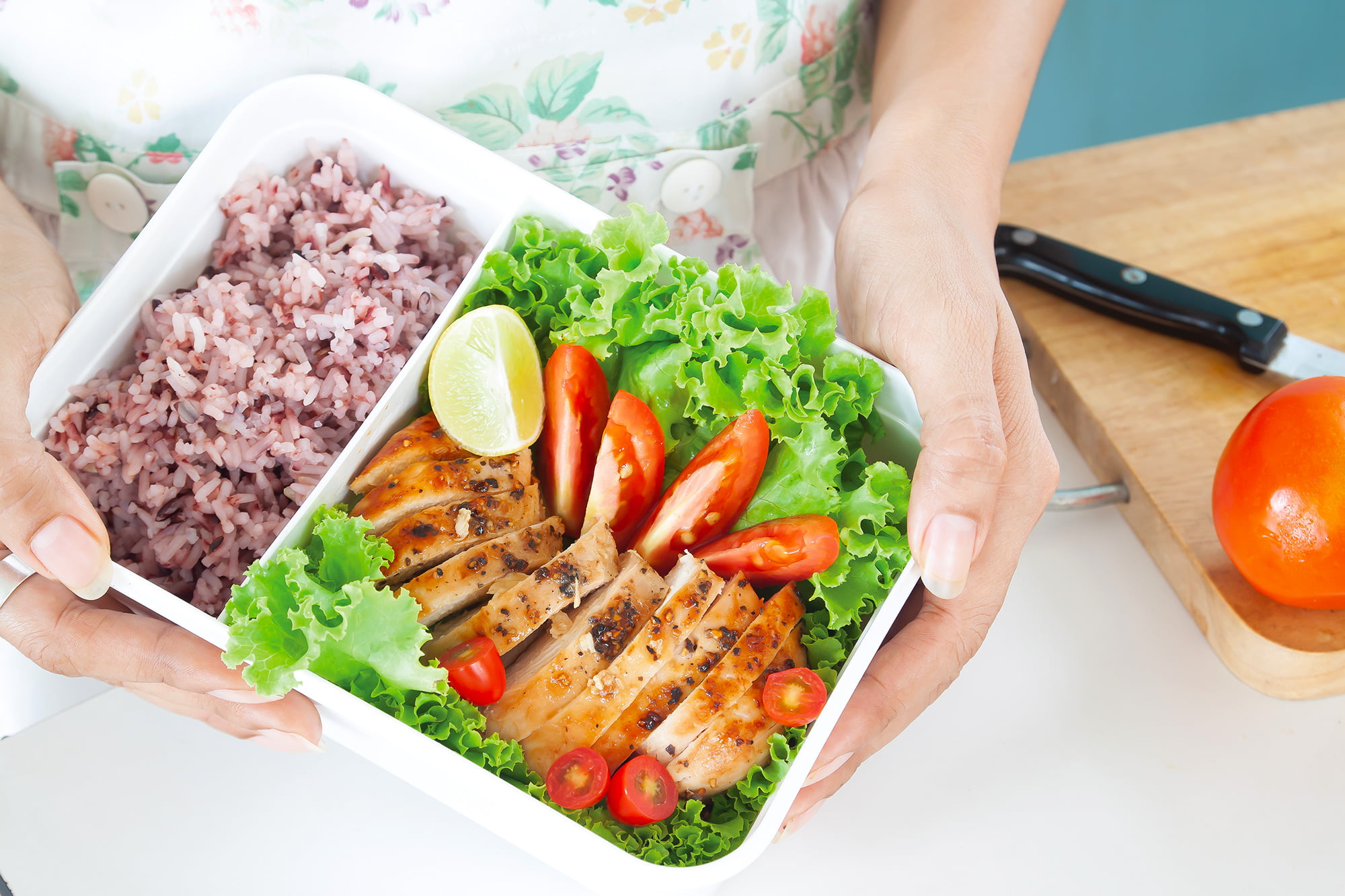 y People Helping People_lunch-box-grilled-chicken-breast-with-tomatoes-lettuce-steam-rice