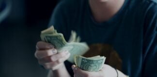 Women_money_investments_female-hands-holding-money