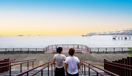 2 ladies view of Keppel Coastal Trail 